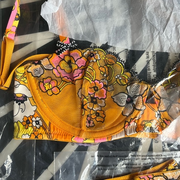 Savage X Fenty Flower Poppy Print Bra & Brazilian Panty Set - Picture 12 of 13